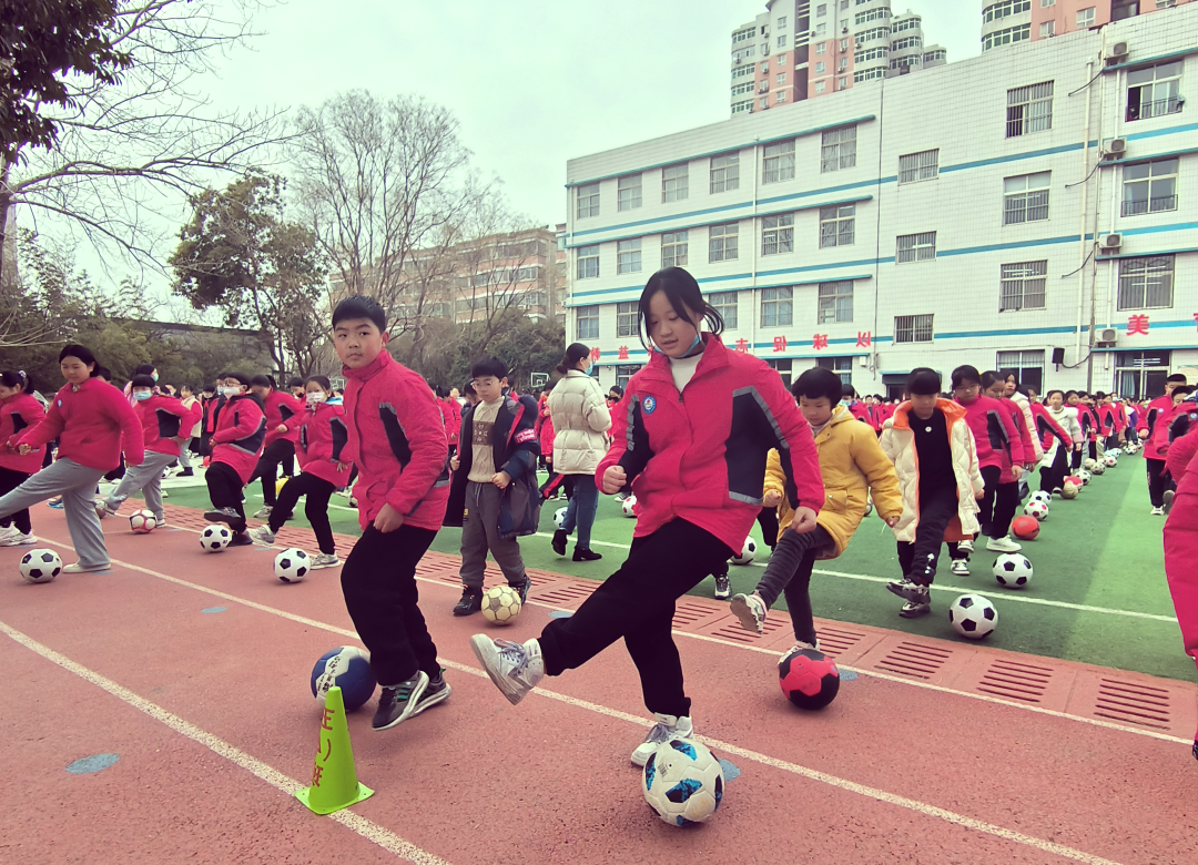 用足球来跳足球操,脸上长黄褐斑看什么科