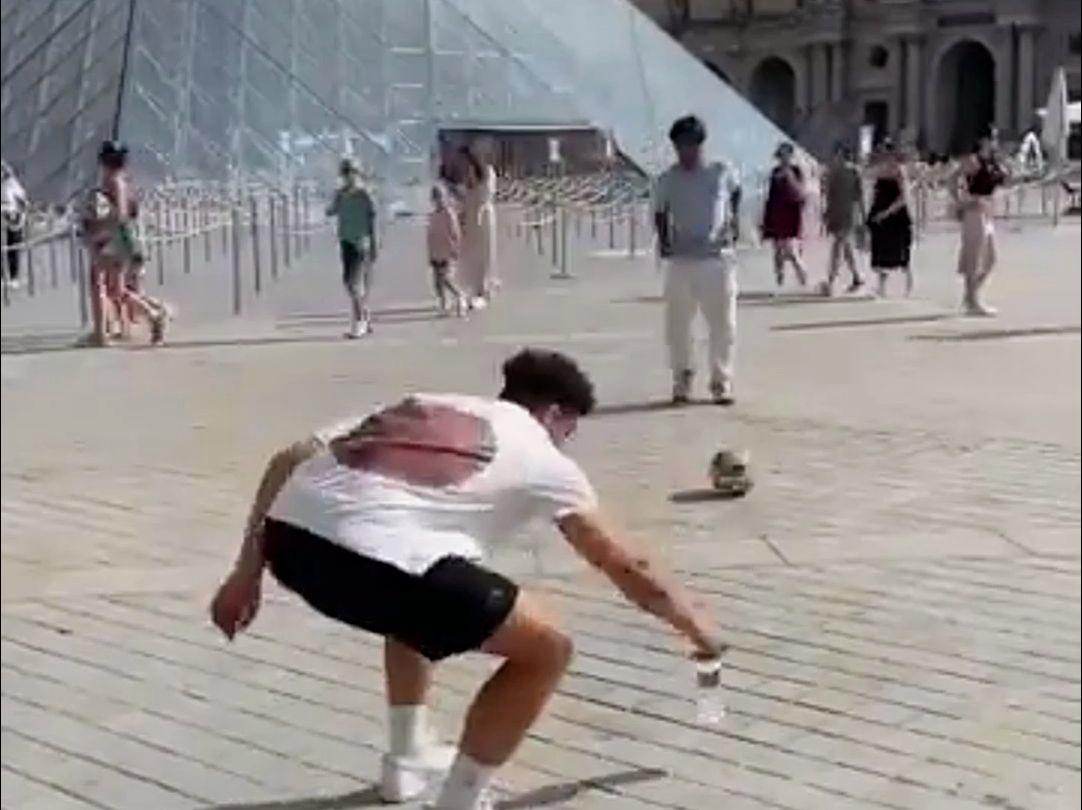 街头采访足球平时看足球,街头采访足球平时看足球的人