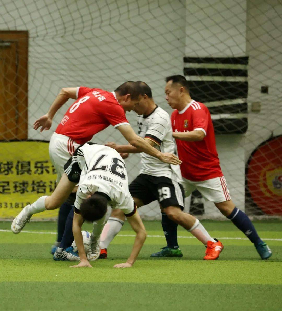 足球比赛踢坏足球,足球比赛足球踢出去 足球比赛踢坏足球,足球比赛足球踢出去